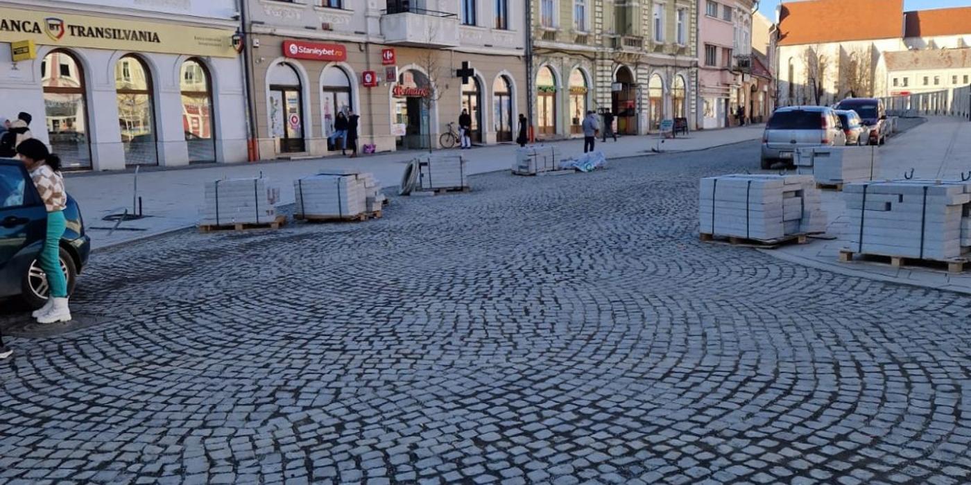 Anchetă de amploare în Turda. Un angajat al Primăriei le-a făcut cadou sau le-a vândut apropiaților pavaje