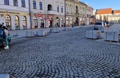 Anchetă de amploare în Turda. Un angajat al Primăriei le-a făcut cadou sau le-a vândut apropiaților pavaje