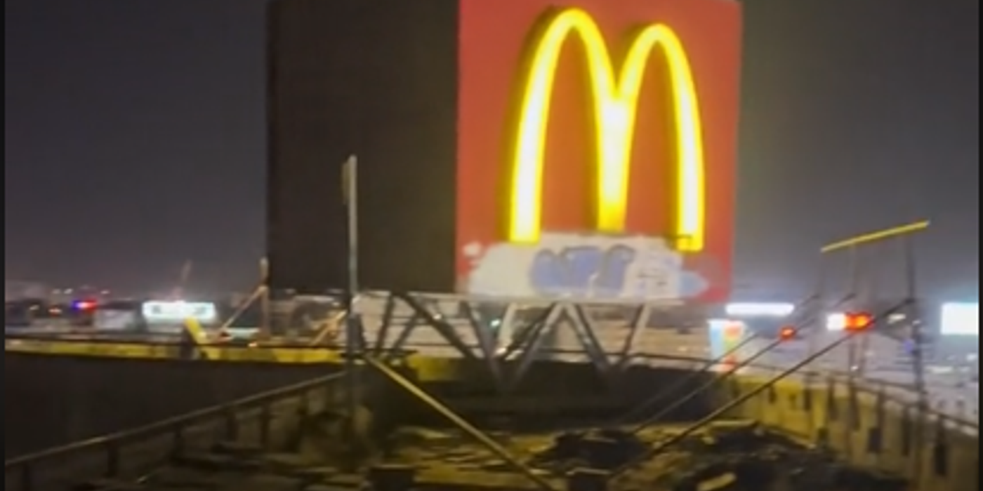 Bucureşti – 18 adolescenţi au urcat pe acoperişul unui centru comercial din Sectorul 3 / Imagini, publicate pe Tik-Tok / Într-un video, ei explică cum se ajunge pe acoperiş – sari un gard de 1,5 metri şi intri printr-o gaură de 50 de centimetri VIDEO