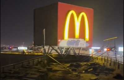 Bucureşti – 18 adolescenţi au urcat pe acoperişul unui centru comercial din Sectorul 3 / Imagini, publicate pe Tik-Tok / Într-un video, ei explică cum se ajunge pe acoperiş – sari un gard de 1,5 metri şi intri printr-o gaură de 50 de centimetri VIDEO