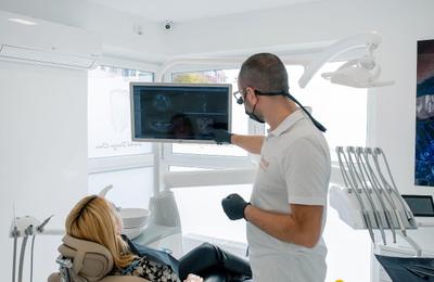 Bucură-te de libertatea de a mânca, vorbi și zâmbi cu dantura fixa pe implanturi