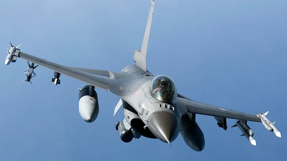 Primele imagini cu F-16 al Ucrainei atacând poziții ale rușilor. Piloți, antrenați în România