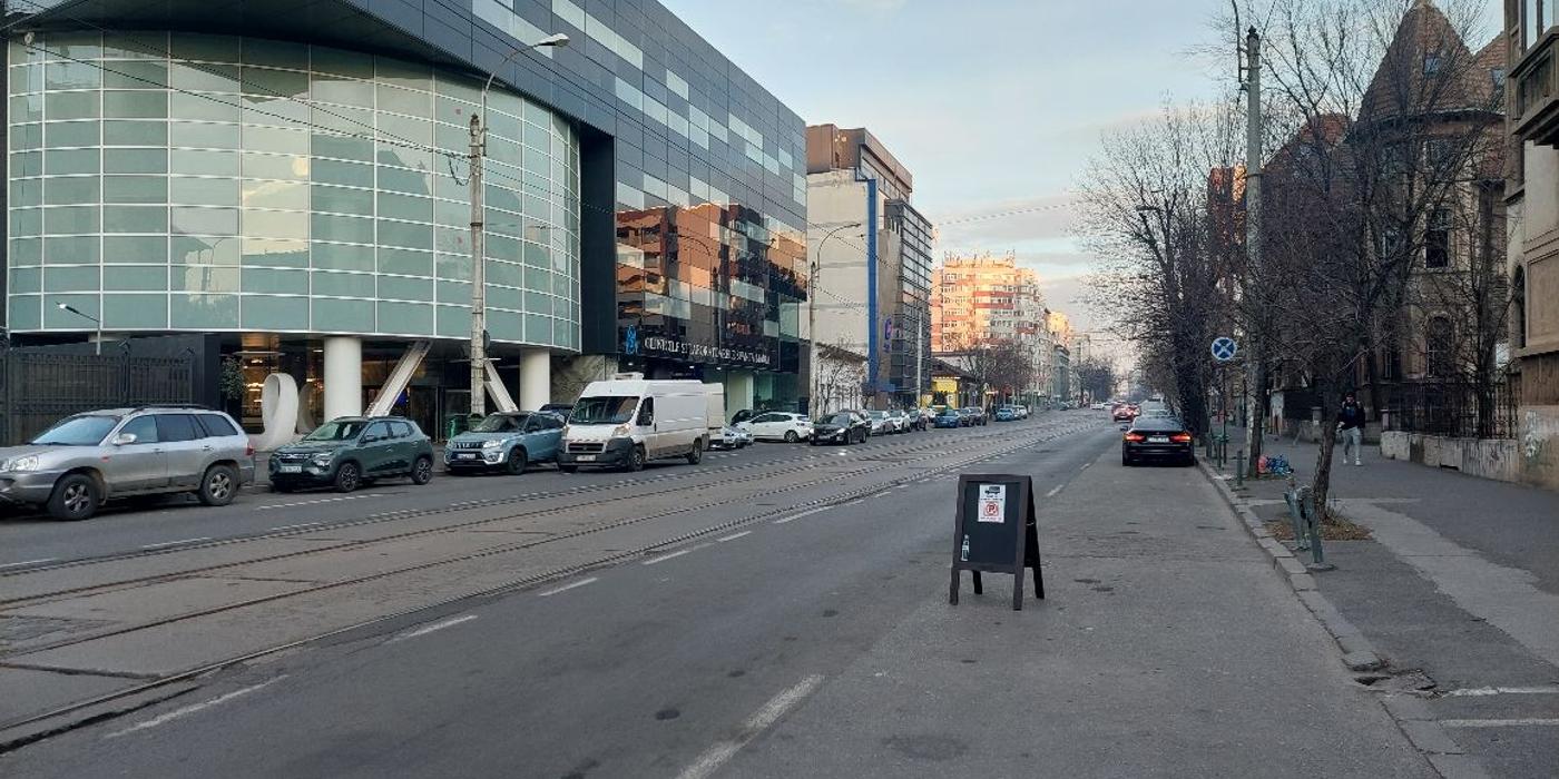 Semn pus în mijlocul drumului pe Bulevardul Ion Mihalache din Capitală