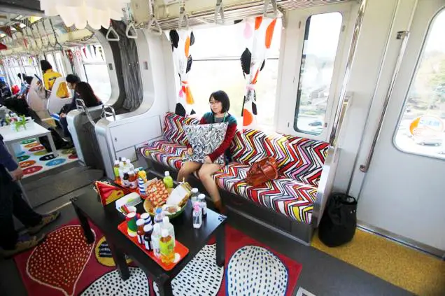 Showroom mobil intr-un vagon de metrou