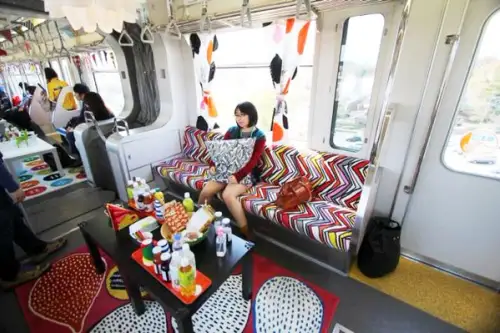 Showroom mobil intr-un vagon de metrou