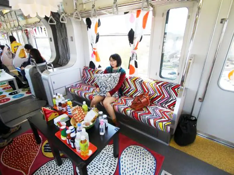 Showroom mobil intr-un vagon de metrou