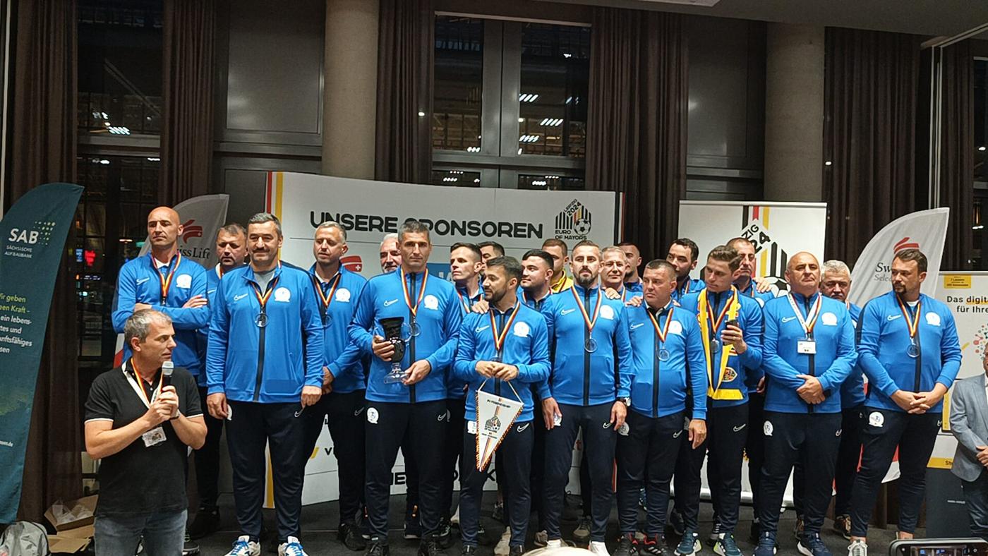 VIDEO Sergiu Constanda, primarul din Poiana Câmpina, susținut de ACoR Prahova, vicecampion european alături de Echipa Națională de Fotbal a Primarilor din România, la Campionatul European de Fotbal al Primarilor