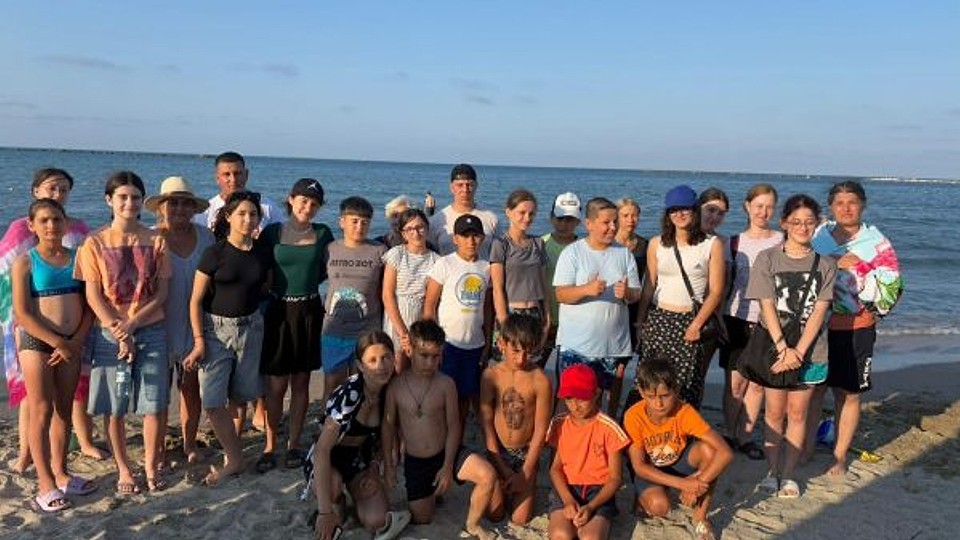 Reacția unui puști dus prima oară la mare, într-o tabără a Bisericii: A fost atât de frumos, încât n-am mai simțit că sunt un copil sărac. Am fost un copil fericit. Asta contează