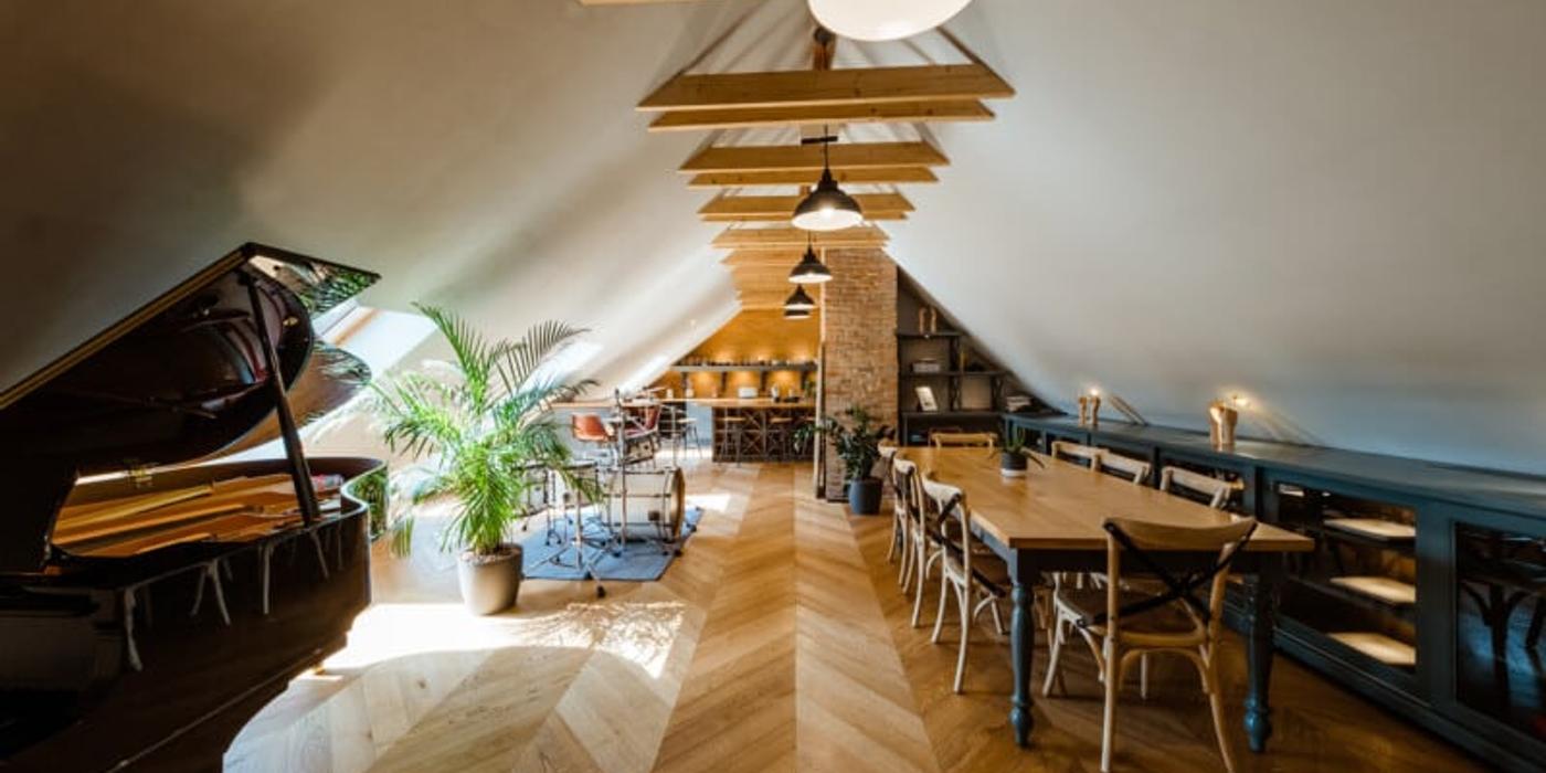 Palatul medieval modernizat cu elemente renascentiste, cu 48 de camere si 16 bai, de vânzare în Cluj-Napoca