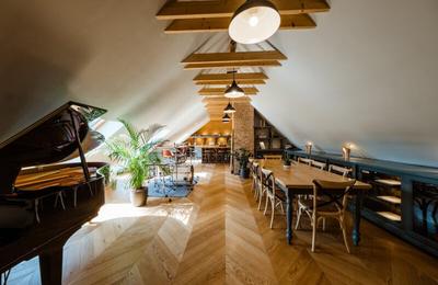 Palatul medieval modernizat cu elemente renascentiste, cu 48 de camere si 16 bai, de vânzare în Cluj-Napoca