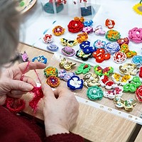 Mărțișoare realizate de copii, bunici, persoane cu dizabilități și oameni fără adăpost, expuse la târgul de primăvară din Mall Plaza