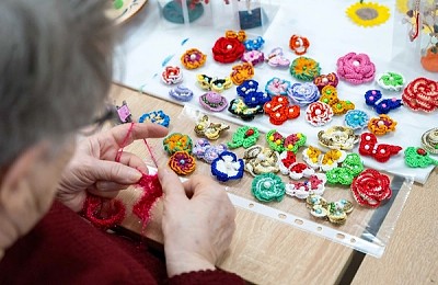 Mărțișoare realizate de copii, bunici, persoane cu dizabilități și oameni fără adăpost, expuse la târgul de primăvară din Mall Plaza