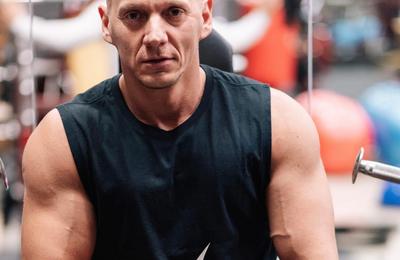 De ce este bine să fii coordonat de un instructor atunci când mergi la sala de fitness Interviu cu antrenorul Daniel Sincă