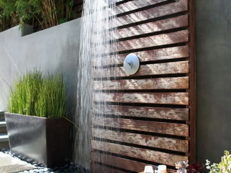 Dusul exterior amenajat in curte. Racoreste-te toata vara!