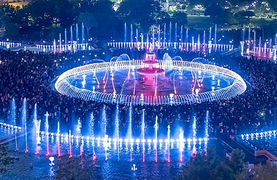 În această seară, 23 mai 2025, debutează la fântânile din Piața Unirii un nou sezon al spectacolelor „Simfonia Apei”