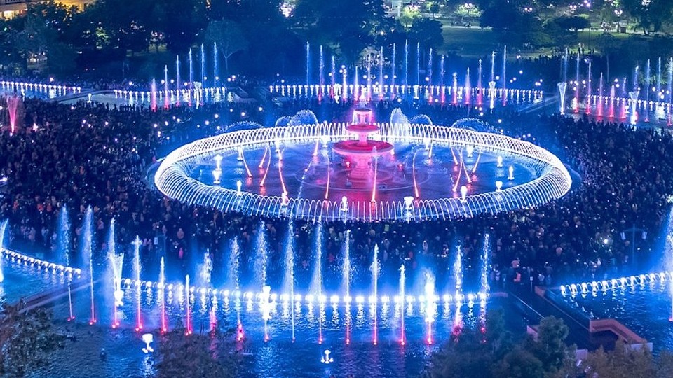 În această seară, 23 mai 2025, debutează la fântânile din Piața Unirii un nou sezon al spectacolelor „Simfonia Apei”