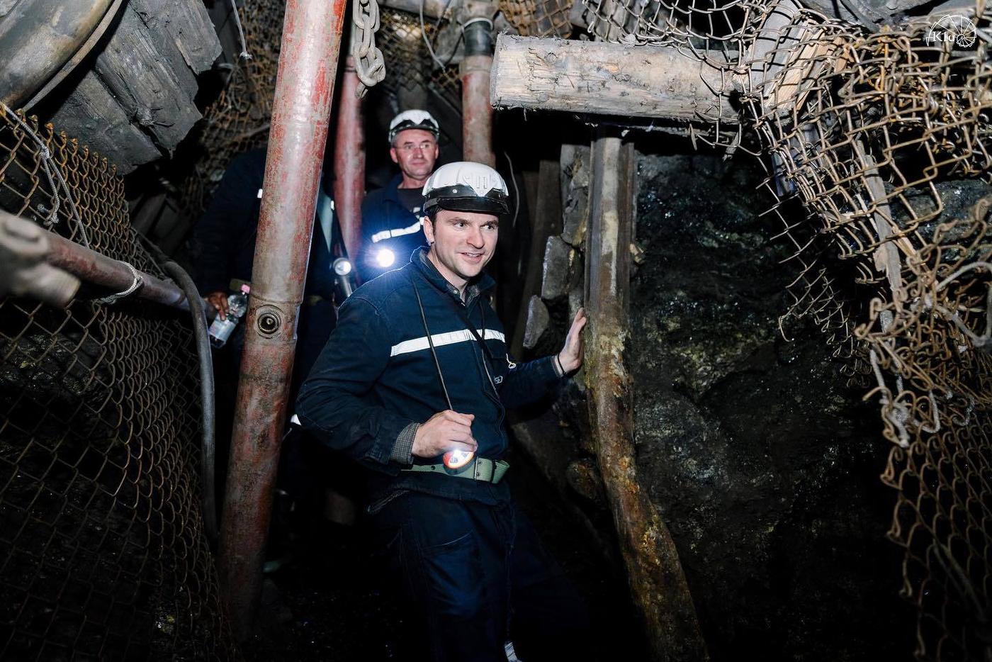 Sebastian Burduja, ministrul Energiei, a coborât în Mina Livezeni: Am participat la extracţia a 5 tone, cu un utilaj de provenienţă sovietică, din anii ‘80