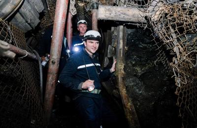 Sebastian Burduja, ministrul Energiei, a coborât în Mina Livezeni: Am participat la extracţia a 5 tone, cu un utilaj de provenienţă sovietică, din anii ‘80