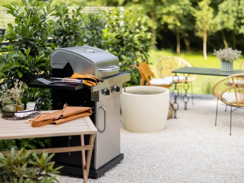Sfaturi utile pentru amenajarea unui grătar și a unei zone de dining în curte