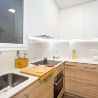 Cum au fost amenajate 2 bucatarii mici si inguste