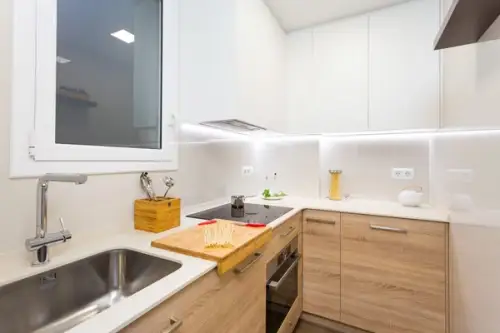 Cum au fost amenajate 2 bucatarii mici si inguste