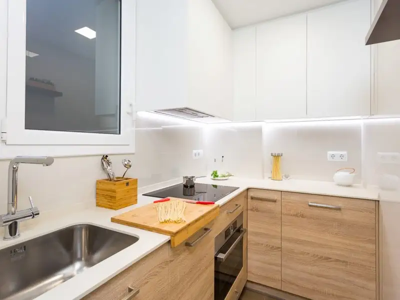 Cum au fost amenajate 2 bucatarii mici si inguste