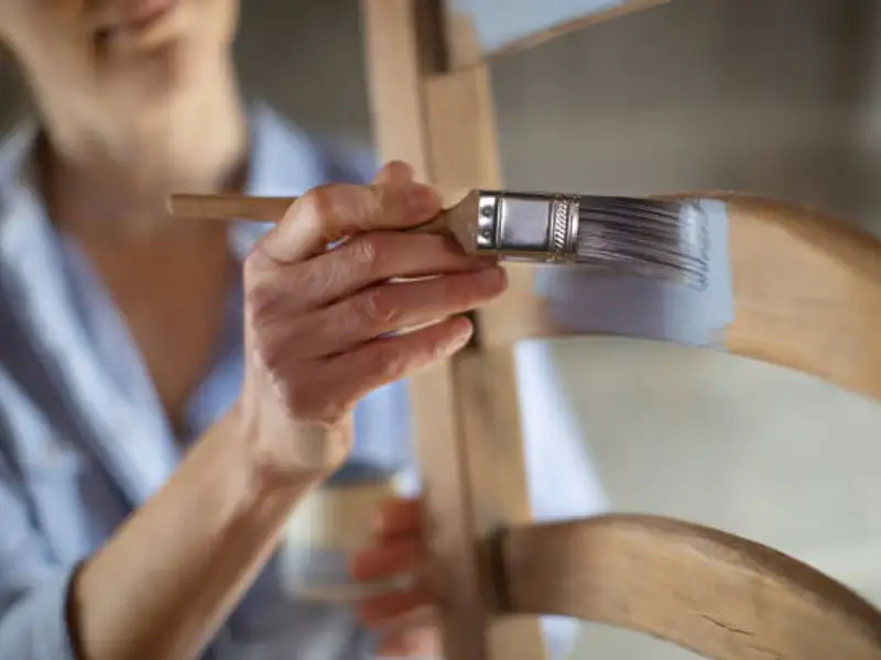 Cum schimbi aspectul mobilierului vechi prin vopsire: Un ghid pas cu pas