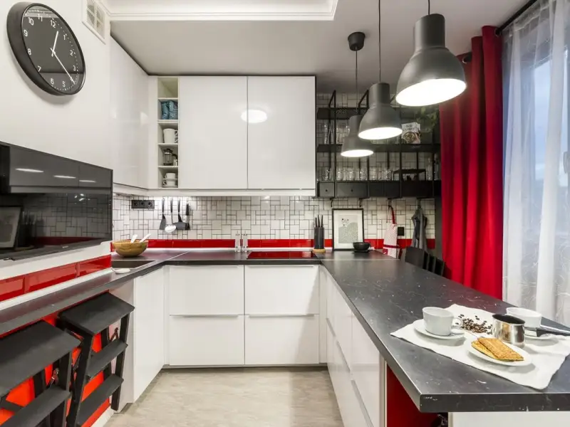 Amenajare de bucatarie in contraste de culori