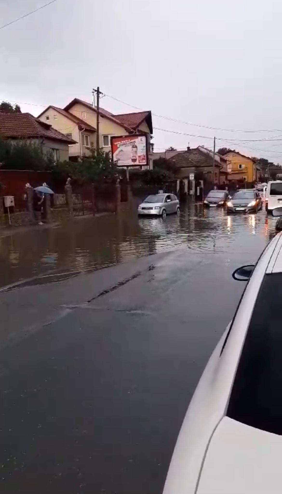 După ploaia torențială din Cluj, mai multe străzi din oraș au fost acoperite de ape