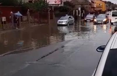 După ploaia torențială din Cluj, mai multe străzi din oraș au fost acoperite de ape
