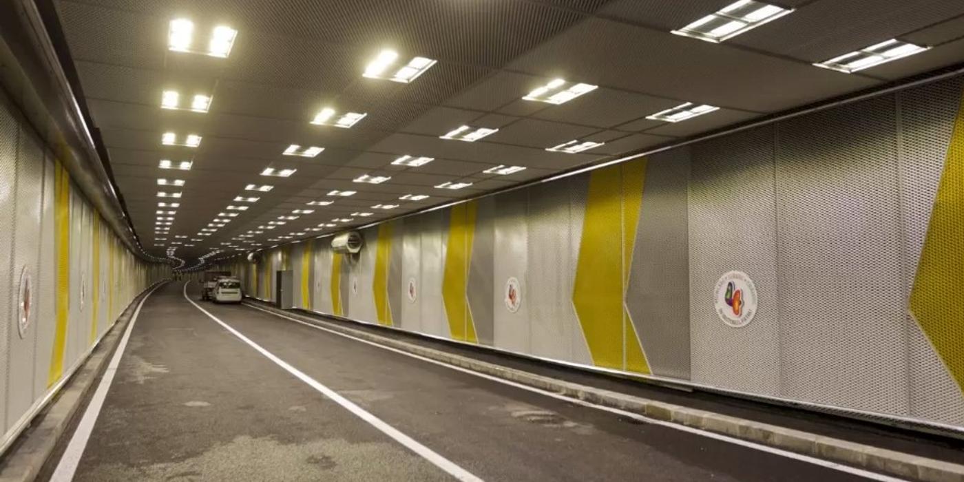 Prin tunelul rutier din Pasajul Unirii nu s-a circulat noaptea trecută, deoarece s-a oprit lumina