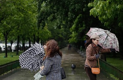 Vremea se schimbă radical. Șase avertizări meteo, emise azi. Coduri galbene și portocalii de ploi, vijelii și ninsori abundente