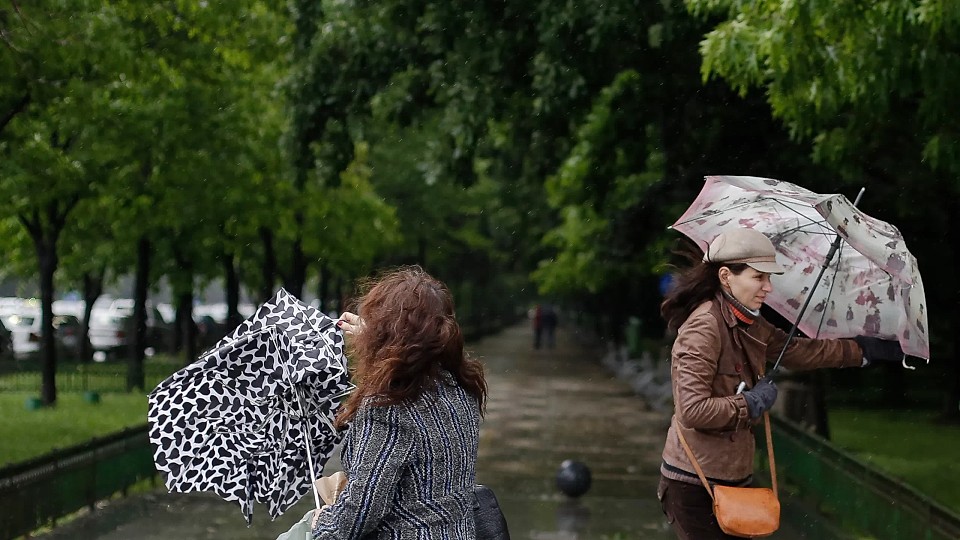 Vremea se schimbă radical. Șase avertizări meteo, emise azi. Coduri galbene și portocalii de ploi, vijelii și ninsori abundente