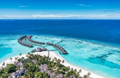Agenţia de turism Karpaten Turism relansează zborurile charter către Maldive şi estimează vânzări totale de 170 milioane de euro în acest an. ”Numărul românilor care vor călători în destinaţii exotice se dublează în sezonul 2023-2024”