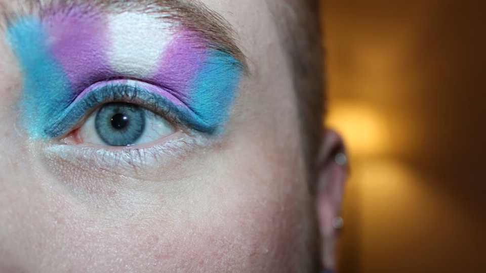 Caz IREAL la Universitatea din București, un bărbat vrea să se cazeze în căminul fetelor, pe motiv că e „trans”. Deja folosește baia pentru femei