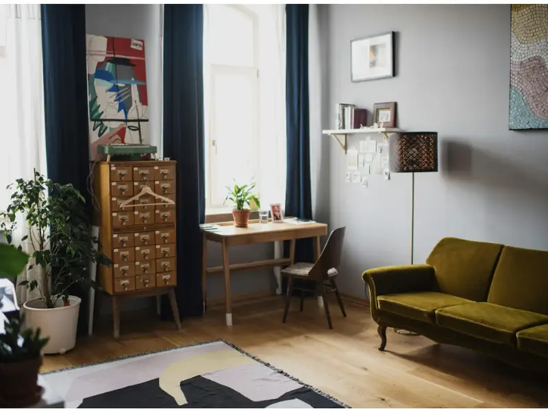 Cum să dați farmec biroului de acasă cu ajutorul perdelei și covorului