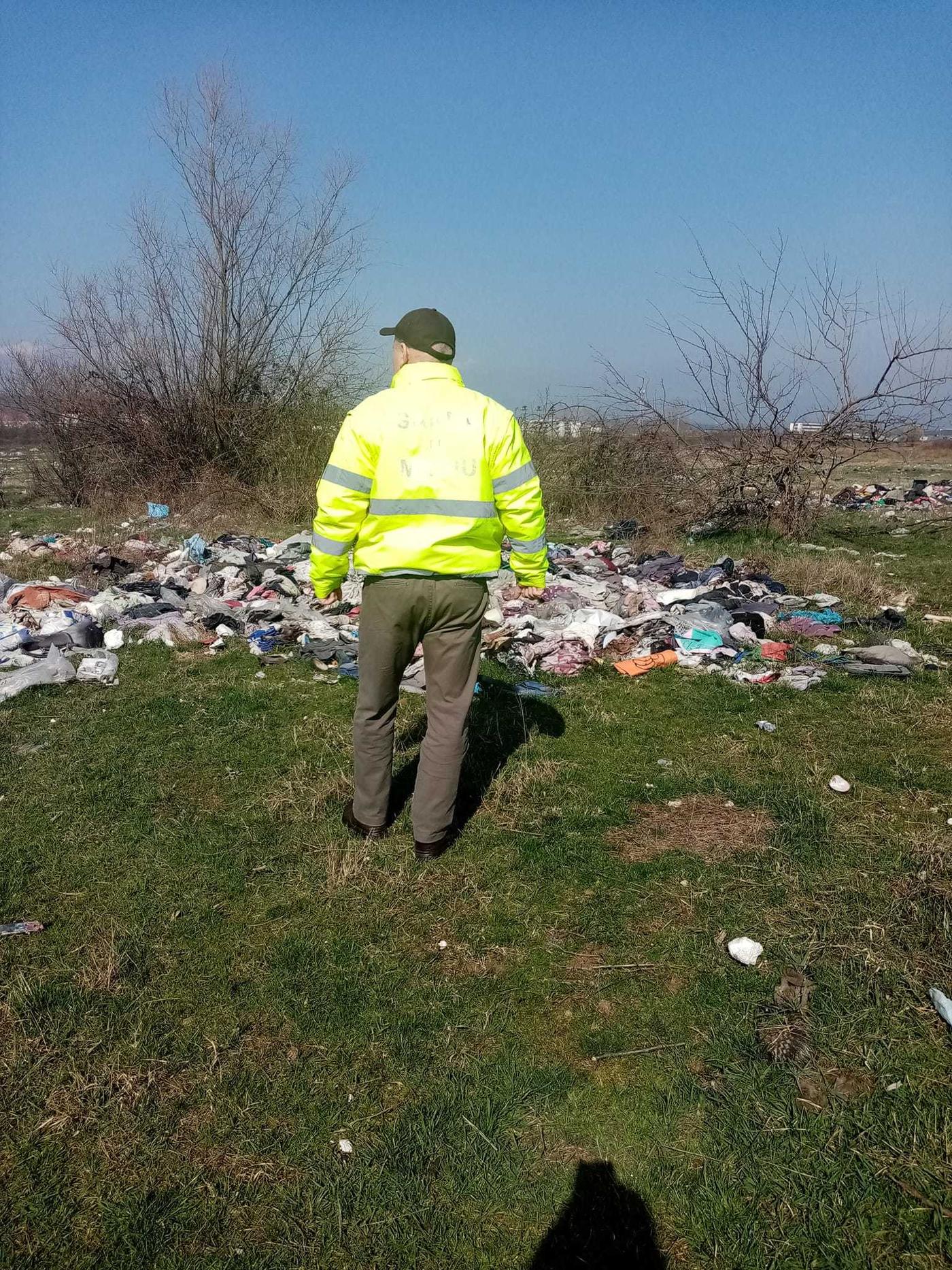 Controale ale Gărzii de Mediu în Târgu Jiu / S-au dat amenzi pentru depozitarea deşeurilor în spaţii neautorizate şi pentru arderea gunoaielor în gospodării
