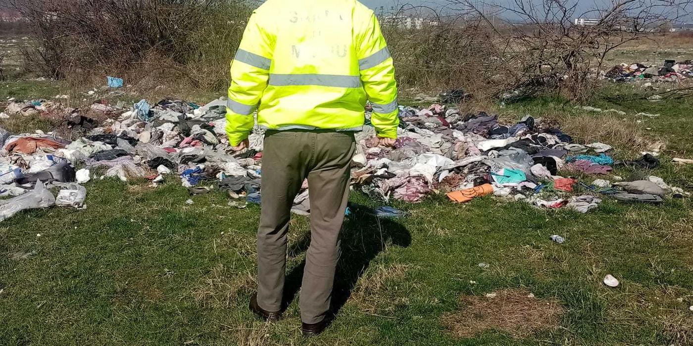 Controale ale Gărzii de Mediu în Târgu Jiu / S-au dat amenzi pentru depozitarea deşeurilor în spaţii neautorizate şi pentru arderea gunoaielor în gospodării