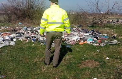 Controale ale Gărzii de Mediu în Târgu Jiu / S-au dat amenzi pentru depozitarea deşeurilor în spaţii neautorizate şi pentru arderea gunoaielor în gospodării