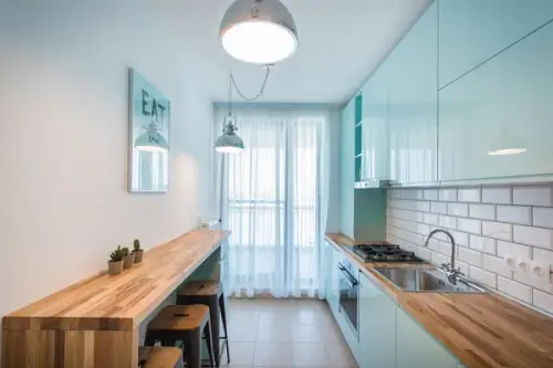 Accente de turcoaz in amenajarea unei bucatarii de 8 mp din Bucuresti