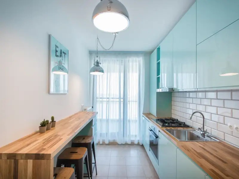 Accente de turcoaz in amenajarea unei bucatarii de 8 mp din Bucuresti