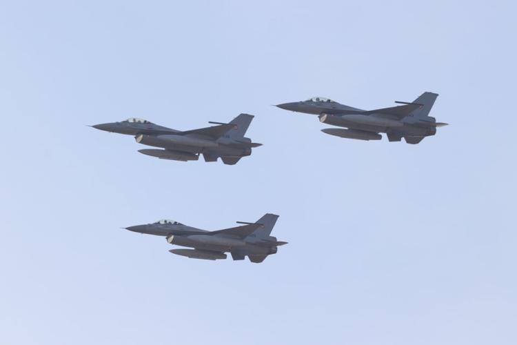 Un nou lot de trei aeronave F-16 Fighting Falcon a sosit joi, 24 octombrie, la Câmpia Turzii