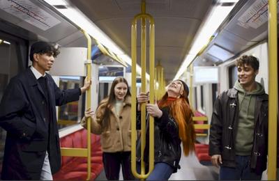 O bucureșteancă a fost agresată de un grup de tineri într-un tramvai din București