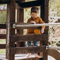 10 idei de locuri de joacă acoperite în grădină