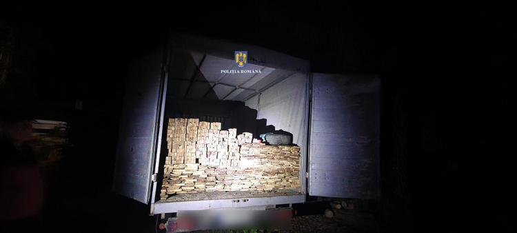 Un clujean ce transporta ilegal cherestea a fost prins de polițiști în comuna Mărgău
