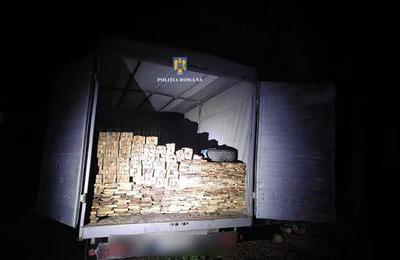 Un clujean ce transporta ilegal cherestea a fost prins de polițiști în comuna Mărgău