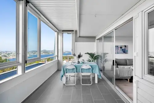 Tipstricks privind crearea unor spații de depozitare într-un balcon spațios