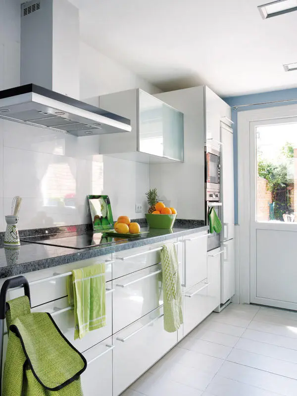 Amenajarea unei bucatarii ambient spatios cu accente colorate