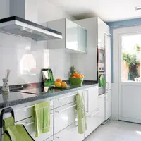 Amenajarea unei bucatarii ambient spatios cu accente colorate