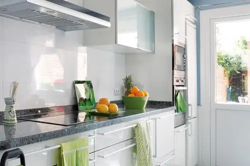 Amenajarea unei bucatarii ambient spatios cu accente colorate